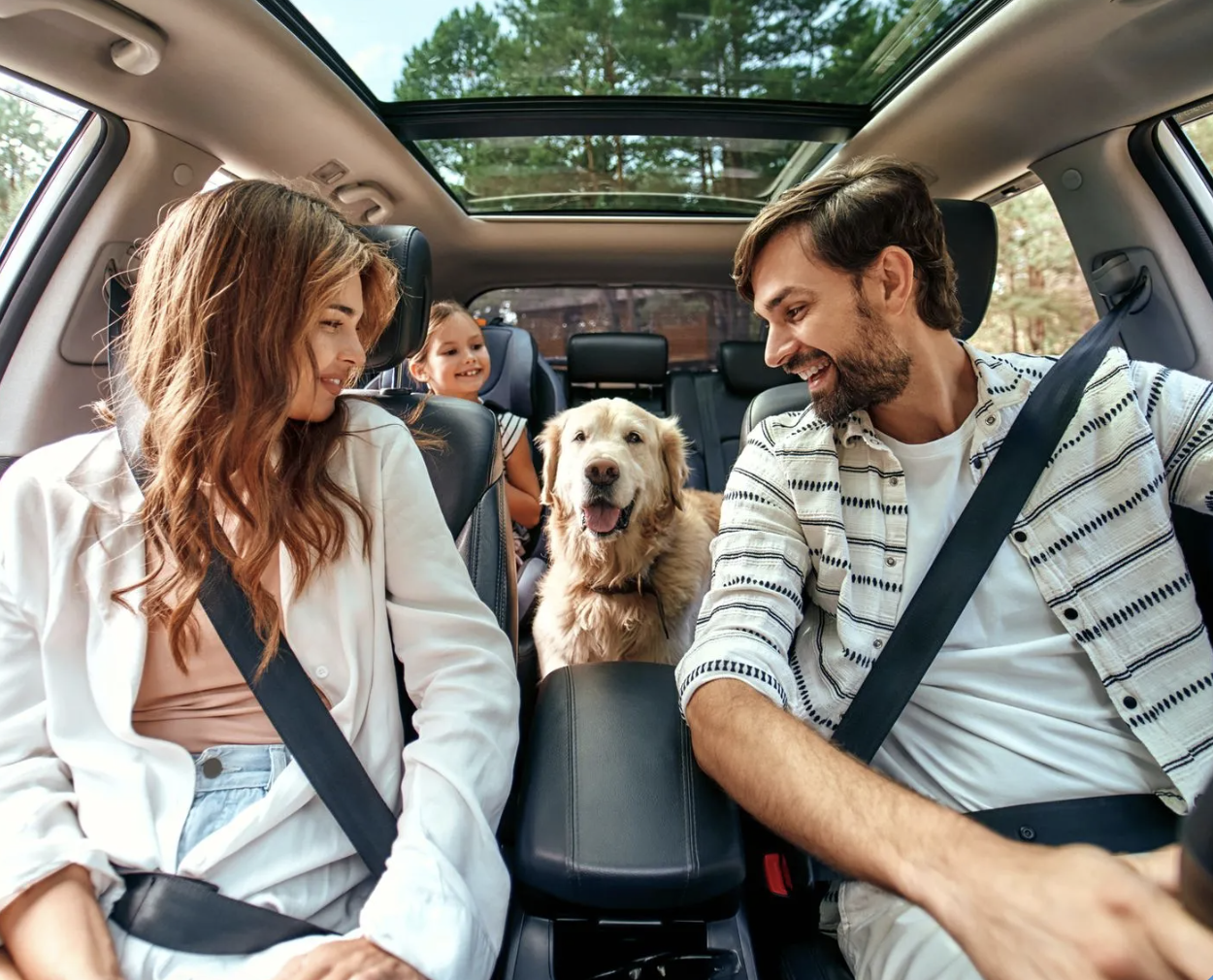 Famille en voiture, prête pour son tour du monde, leur maison de Saint-Malo confiée à Ma Conciergerie Bretonne